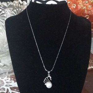 💗 Lovely swan design fresh water pearl necklace.